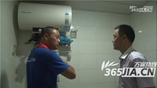 YY SPORTS售后正在为刘师傅讲解电热水器的安全使用规范
